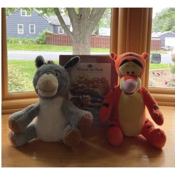 Disney Winnie The Pooh Natures True Colors Book Tigger Eeyore Plush Kohls Cares - Picture 1 of 10